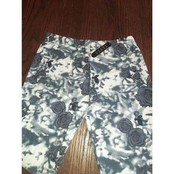 One Size 10-14 Eevee Grey Off White Rose Flower Floral Buttery Soft Leggings NWT - Picture 2 of 4